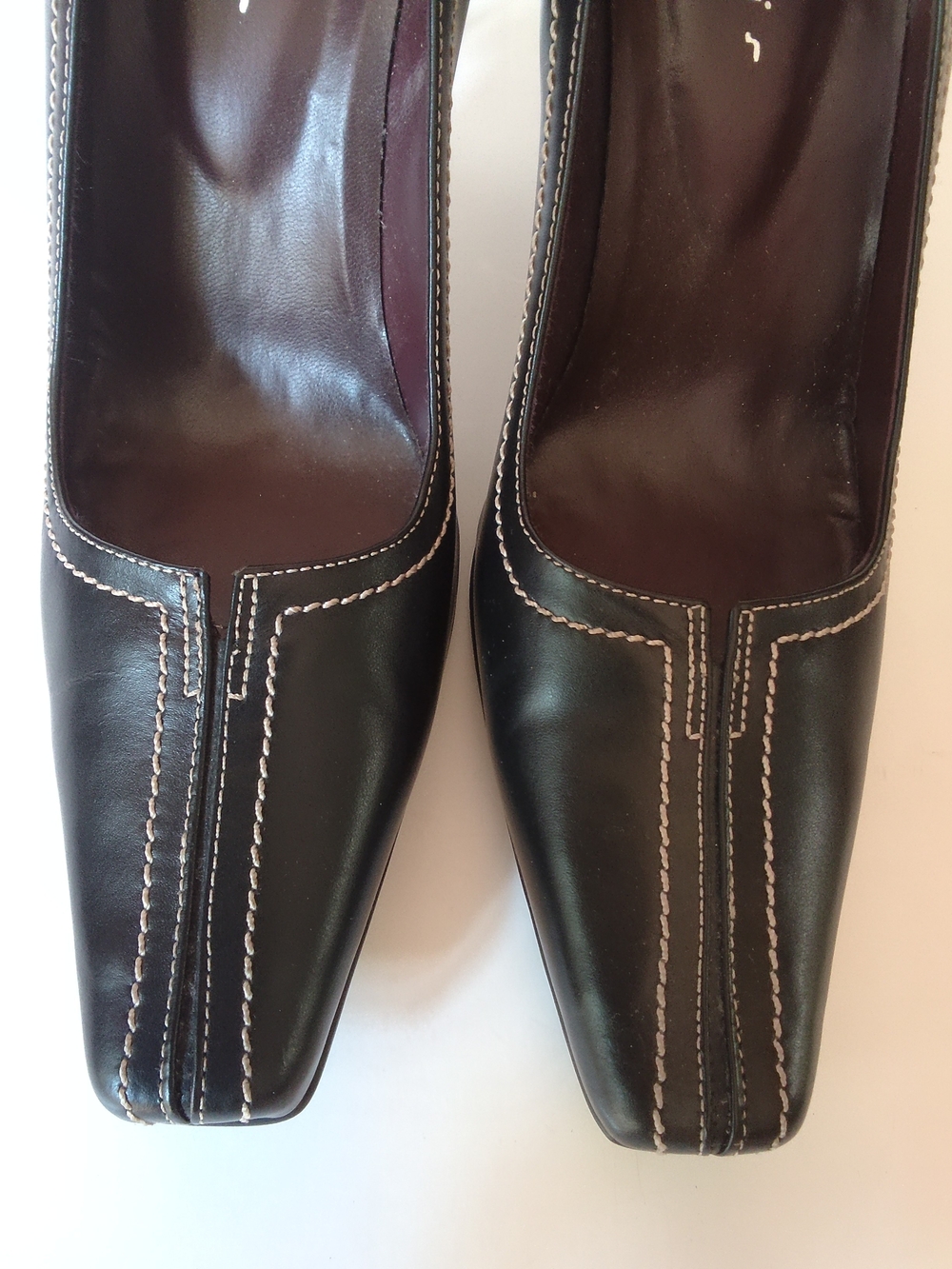 Black Women's Leather Pumps with Contrast Stitching - Picture 2 of 6